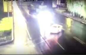 فيديو : سيارة صغيرة تتسبب بتصادم شاحنتين كبيرتين في مشهد مروّع