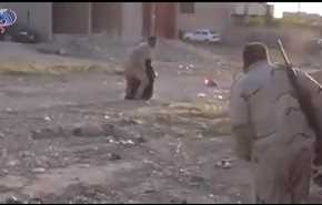 فيديو: موقف بطولي لجندي عراقي ينقذ امرأة وسط اشتباكات الموصل