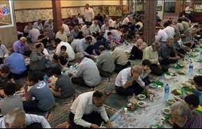 بالفيديو: موائد الرحمن لإفطار الصائمين في المساجد والأماكن الدينية في طهران