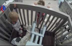 بالفيديو.. خطة طفل لإخراج شقيقه من سريره تشعل مواقع التواصل