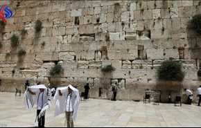 امرأة إسرائيلية تتعرى أمام حائط 
