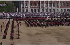 بالفيديو: إغماء الحرس الملكي البريطاني في عيد ميلاد الملكة!