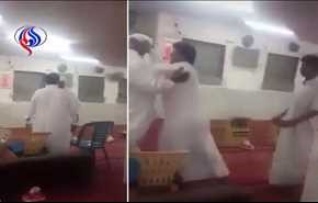 شاهد: مضاربة عنيفة بكراسي المصاحف داخل مسجد !