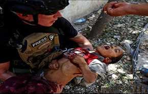 عکسی تکان دهنده از نجات کودک از دست داعش