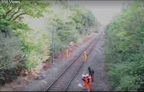 بالفيديو.. رجل شجاع ينقذ آخرا من الموت دهسا تحت عجلات قطار