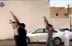شاهد: شبان سعوديون يطلقون النار بشكل عشوائي في الشارع..وهذا ما حدث!
