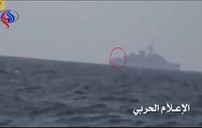 لحظۀ هدف قرار دادن کشتی متجاوز ائتلاف در سواحل یمن +ویدیو
