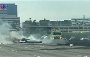 شاهد فيديو مروع لتحطم طائرة على طريق سريع في كاليفورنيا