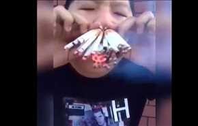 بالفيديو.. رجل يدخن 50 سيجارة قبل تناولها مشتعلة