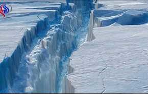 بالفيديو: انفصال جبل جليدي بحجم دولة عن القارة القطبية الجنوبية