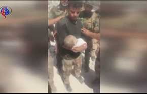بالفيديو.. القوات العراقية تنقذ رضيعا من تحت الانقاض بالموصل