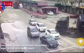 فيديو مرعب .. شاحنة تنقلب وتسحق 3 مركبات، وهذا مصير السائقين!