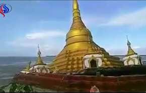 شاهد.. معبد بوذي في بورما يختفي في لحظات وسط ذهول المارة