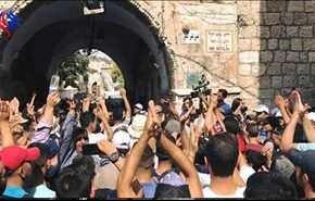 بالفيديو والصور: الاف الفلسطینيين يدخلون الأقصى ويؤدون الصلاة والاحتلال يصيب العشرات