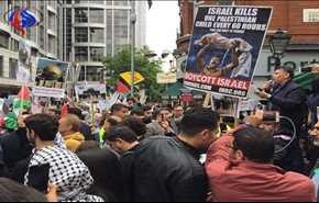 مسلمون ويهود معا أمام سفارة الكيان الاسرائيلي والسبب؟؟