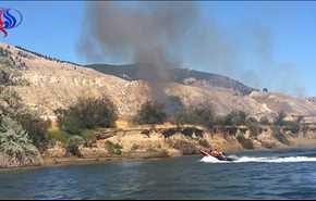 بالفيديو: شاب وخطيبته يستخدمان قاربهما لإخماد حريق جزيرة