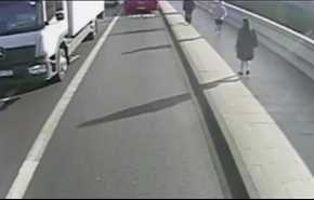 بالفيديو.. رجل يدفع امرأة أمام حافلة وتنجو من الموت بأعجوبة!