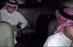 سائق تاكسي عربي يتقمص دور كابتن الطائرة.. شاهِد ردَّ فعل الركاب!