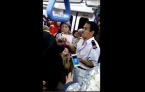 بالفيديو| شرطي يعتدي على سيدة داخل عربة سيدات المترو