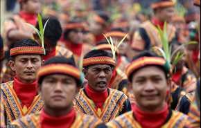 عشرة آلاف رجل يؤدون رقصة شعبية بشكل منسق في أندونيسيا