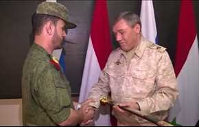 بالفيديو: قائد الأركان الروسية يكرم 