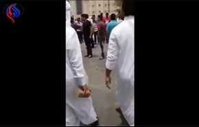 في السعودية شاهد.. رجل يغافل موظف مواقف ويضربه بحجر كبير على رأسه!