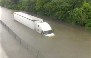 مذيعة تلفزيونية تنقذ شاحنة من الغرق على الهواء مباشرة ( فيديو)