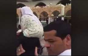 بالفيديو: شاب يطوف حول الكعبة حاملاً والدته على كتفيه.. ما قالته مؤثر!