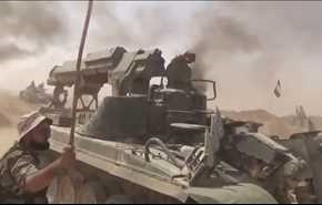 بالفيديو .. لحظة دخول ارتال دبابات الجيش السوري الى اللواء 137 بدير الزور