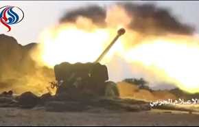 مدفعية الجيش الیمني تستهدف تجمعات عناصر العدوان السعودي