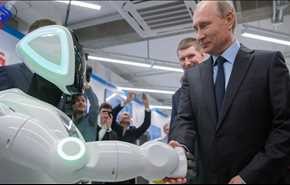 شاهد..روبوت روسي يتعرف على بوتين ويفاجئه بتصرفه