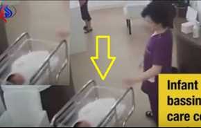 فيديو مروع... إهمال ممرضة يتسبب في سقوط طفل حديث الولادة!