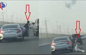 شاهد سعودي حاول القفز من سيارته للدخول إلى سيارة أُخرى... ما حل به مؤلم!