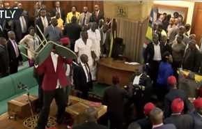 شاهد..اشتباكات بين أعضاء البرلمان الأوغندي