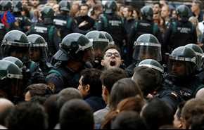الشرطة الإسبانية تصادر صناديق الاقتراع في كتالونيا +فيديو
