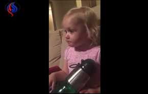 بالفيديو... ردة فعل طفلة على ضياع ديناصور من أمه بفيلم كرتون