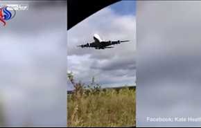 بالفيديو... هبوط طائرة بعد 'انفجار هائل' بمحركها