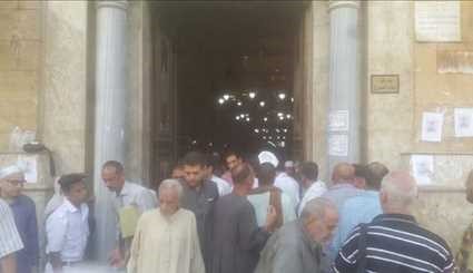 بالصور: مصر تغلق مسجد الامام الحسين (ع) في ذكرى عاشوراء!!