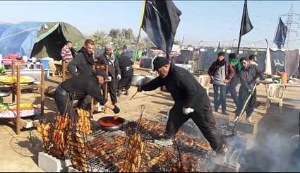 شاهد بالصور ..الكرم في خدمة زوار الإمام الحسين ( ع )