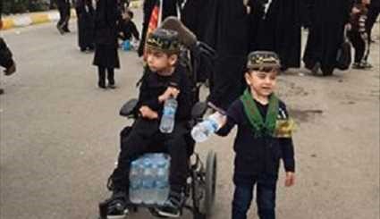 بالصور ... طفل على الرغم من اعاقته ينال شرف خدمة زوار الإمام الحسين (ع)
