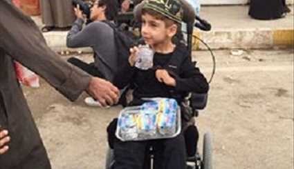 بالصور ... طفل على الرغم من اعاقته ينال شرف خدمة زوار الإمام الحسين (ع)