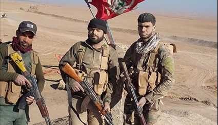 ابطال الحشد الشعبي العراقي يرفعون اشارات النصر في تلعفر..