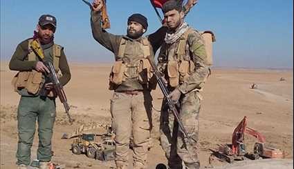 ابطال الحشد الشعبي العراقي يرفعون اشارات النصر في تلعفر..