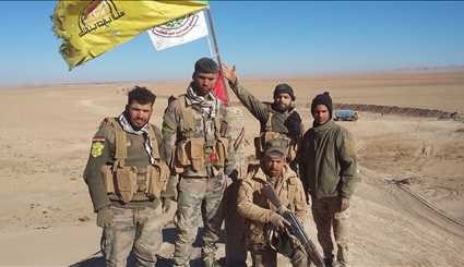 ابطال الحشد الشعبي العراقي يرفعون اشارات النصر في تلعفر..