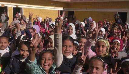 بالصور ..فرح تلاميذ مدرسة الشورة الإبتدائية جنوب الموصل.بعودتهم للدراسة بعد تحريرها