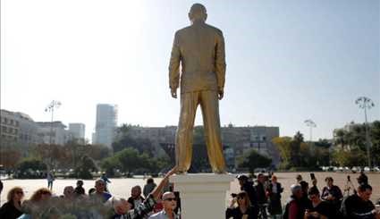مجسمه طلایی نتانیاهو سرنگون شد