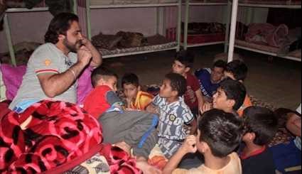 بالصور ..شاب عراقي بسيط يأوي في منزله عشرات اليتامى ممن أرهقتهم الحياة