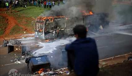 المتظاهرون البرازيليون يضرمون النار في الشوارع