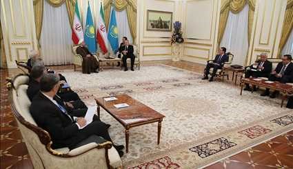 الرئيس الإيراني يجتمع مع رئيس كازاخستان
