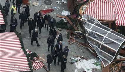 عکس‌هایی از مرکل در محل حادثه تروریستی برلین